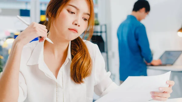 Vellykket Utøvende Asia Ung Forretningskvinne Smart Tilfeldig Bekledning Tegning Skriving – stockfoto