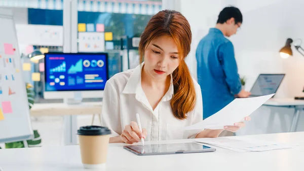 Exitoso Ejecutivo Asia Joven Empresaria Elegante Ropa Casual Dibujo Escritura —  Fotos de Stock