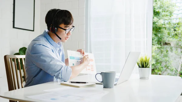 Joven Hombre Negocios Asia Que Utiliza Ordenador Portátil Hablar Con —  Fotos de Stock