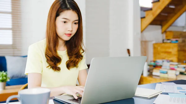 Portrett Frittstående Asiatiske Kvinner Som Bruker Laptop Stua Hjemme Arbeide – stockfoto