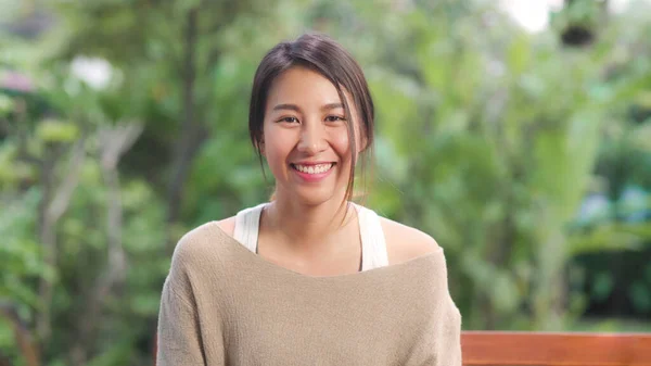 Asian Woman Feeling Happy Smiling Looking Camera While Relax Table — Stock Photo, Image