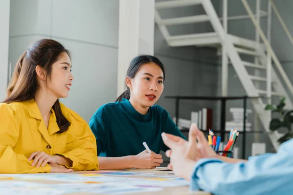 Gruppe Unge Collegestudenter Smart Tilfeldig Antrekk Campus Venner Brainstormer Møte – stockfoto