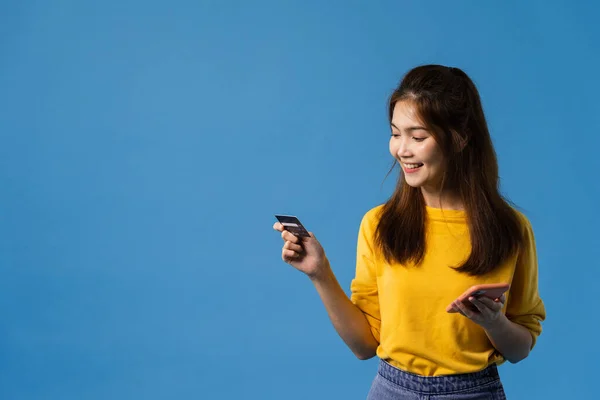 Nuori Aasian Nainen Joka Käyttää Puhelinta Luottokorttia Jolla Positiivinen Ilme — kuvapankkivalokuva