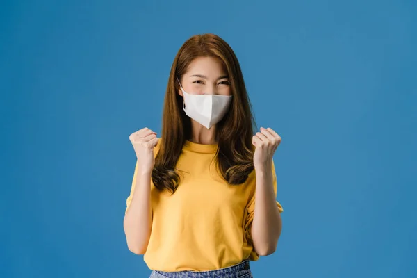 Unge Asiatiske Jenter Med Medisinsk Ansiktsmaske Som Viser Fred Oppfordrer – stockfoto