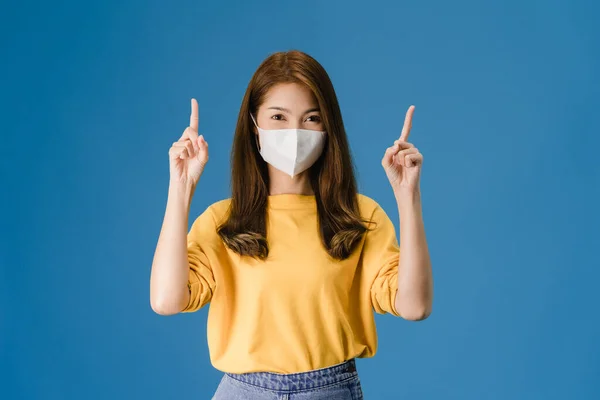 Menina Ásia Usando Máscara Facial Médica Mostra Algo Espaço Branco — Fotografia de Stock