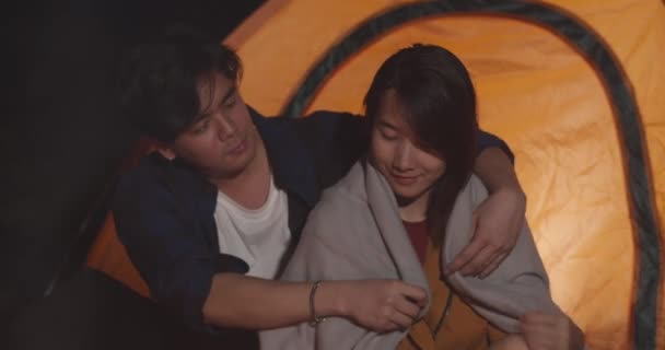 Genç Asyalı Sırt Çantalı Çiftler Geceleri Sahildeki Kamp Ateşinin Yanında — Stok video