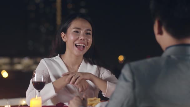 Mladý Asijský Pár Romantické Večeře Střešní Restauraci Noci Město Šťastný — Stock video