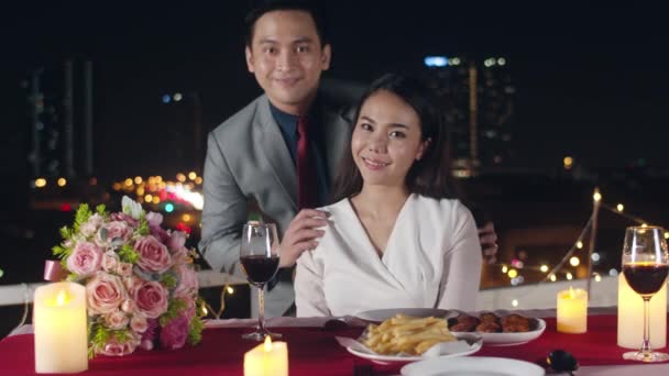 Fiatal Ázsiai Pár Fotózni Emlékére Boldogság Pillanat Romantikus Vacsora Tetőtéri — Stock videók