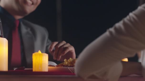 一对年轻的亚洲夫妇在夜市的屋顶餐厅庆祝浪漫晚餐 庆祝结婚周年纪念日 恋爱关系 庆祝新年的概念 — 图库视频影像