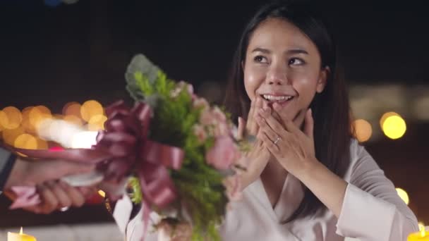 Unga Asiatiska Par Överraskning Ögonblick Med Ros Bukett Romantisk Middag — Stockvideo