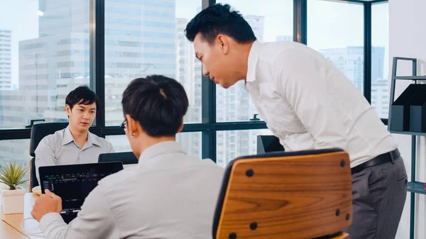 Årsjubileumsgruppen Unge Asia Forretningsfolk Lite Moderne Kontor Japansk Sjefsveileder Underviser – stockfoto