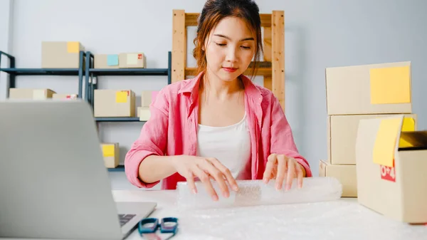 Joven Empresaria Asiática Producto Embalaje Caja Cartón Entregar Cliente Trabajando — Foto de Stock