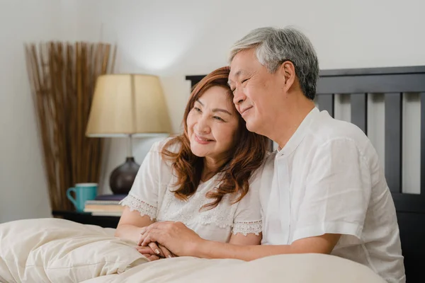 Asiatisches Senioren Paar Spricht Hause Auf Dem Bett Asiatische Senioren — Stockfoto