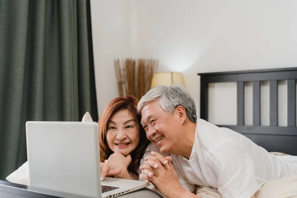 Asiática Pareja Ancianos Utilizando Ordenador Portátil Casa Asiático Senior Abuelos — Foto de Stock