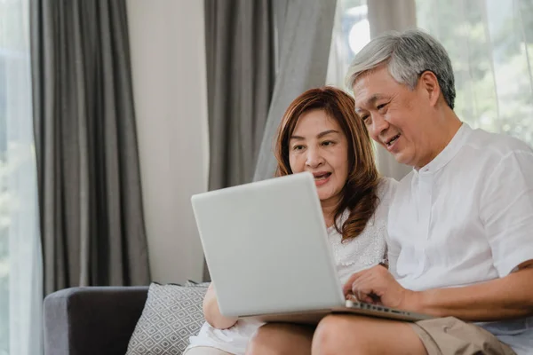 Asian Senior Couple Using Laptop Home Asian Senior Chinese Grandparents — Stock Photo, Image