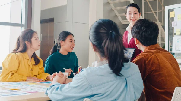 Groupe Jeunes Créatifs Asie Rencontrer Des Idées Remue Méninges Conduisant Image En Vente