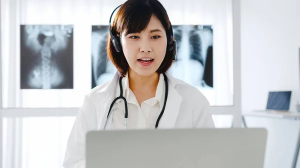 Jovem Asiática Médica Uniforme Médico Branco Com Estetoscópio Usando Laptop — Fotografia de Stock