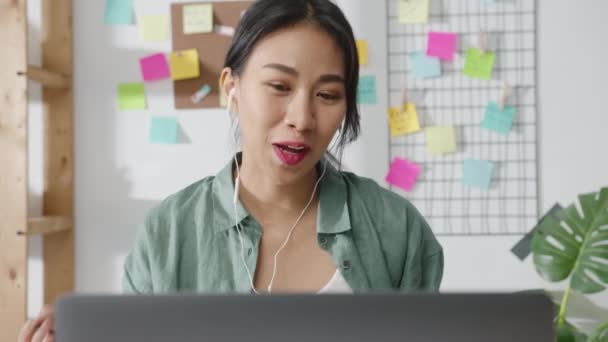 亚洲女商人在客厅里用笔记本电脑和同事们谈论视频通话中的计划 而在家里聪明地工作 自我隔离 社会疏离 冕病毒预防检疫 — 图库视频影像