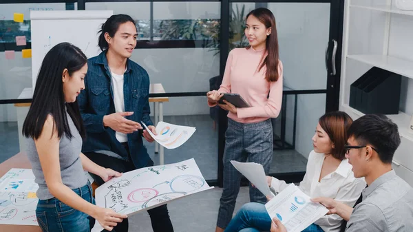 Onnelliset Nuoret Aasialaiset Liikemiehet Liikenaiset Tapaavat Ideoitaan Uusista Paperitöistä Projektin — kuvapankkivalokuva