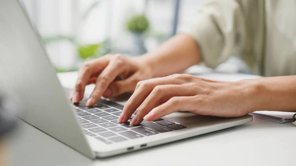 Freelance Jovem Ásia Empresária Casual Desgaste Usando Laptop Trabalhando Sala — Fotografia de Stock