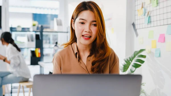 Asia Forretningskvinne Sosial Distanse Normal Situasjon Virusforebygging Samtidig Som Laptop – stockfoto