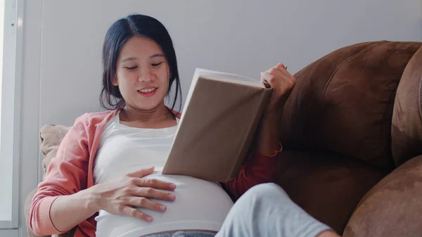 Młoda Azjatka Ciąży Czytała Książkę Dla Dziecka Brzuchu Mama Uczucie — Zdjęcie stockowe