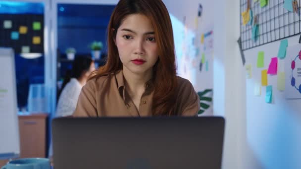 Mutlu Asyalı Kadını Sosyal Mesafesi Virüs Önleme Için Yeni Normal — Stok video