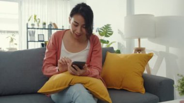 Güzel bir bayan, sabah evdeki oturma odasındaki kanepede oturan bir çiftle akıllı telefon konuşması yapıyor. Evde kal, covid, nomofobi, online alışveriş, sosyal ağ bağımlılığı konsepti için karantina.