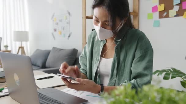Fiatal Ázsiai Nők Orvosi Maszkot Visel Beszél Telefonon Elfoglalt Vállalkozó — Stock videók