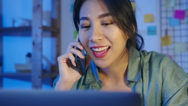 Telefondan Dizüstü Bilgisayar Kullanan Serbest Çalışan Asyalı Kadınlar Oturma Odasında — Stok video