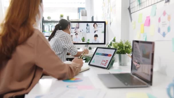 Asia Businesspeople Wear Face Mask Using Desktop Talk Colleagues Discussing — Stock Video