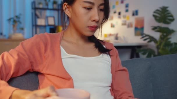 Gece Vakti Güzel Asyalı Bayan Kahve Içer Oturma Odasındaki Kanepede — Stok video