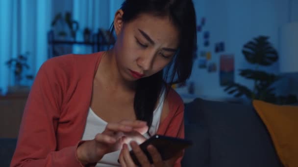 Noční Neklid Asijská Dáma Používat Smartphone Sedí Pohovce Obývacím Pokoji — Stock video