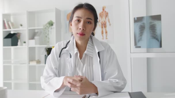 Jovem Ásia Doutora Uniforme Médico Branco Com Estetoscópio Usando Computador — Vídeo de Stock