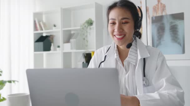 Młoda Azjatycka Lekarka Białym Mundurze Medycznym Stetoskopem Pomocą Laptopa Komputerowego — Wideo stockowe
