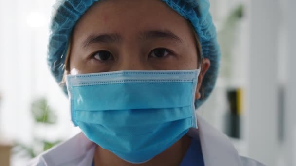 年配の男性患者に接種されたCovid 19またはインフルエンザウイルスワクチンを与える若いアジアの女性看護師は 健康クリニックや病院でウイルス病から顔マスク保護を着用してください 予防接種の概念 — ストック動画