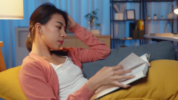 Noc Krásná Asijská Dáma Číst Knihu Štěstím Klidném Obývacím Pokoji — Stock video