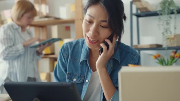 Genç Asyalı Kadınları Cep Telefonlarını Kullanarak Satın Alma Emri Alıyorlar — Stok video