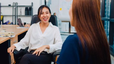 Asyalı iş adamları stajyer doktorlarla sohbet ediyor iş görüşmeleri yapıyorlar sohbet ediyorlar ve iletişim kuruyorlar proje çalışma planı başarı stratejisi hakkında fikir alışverişinde bulunuyorlar.