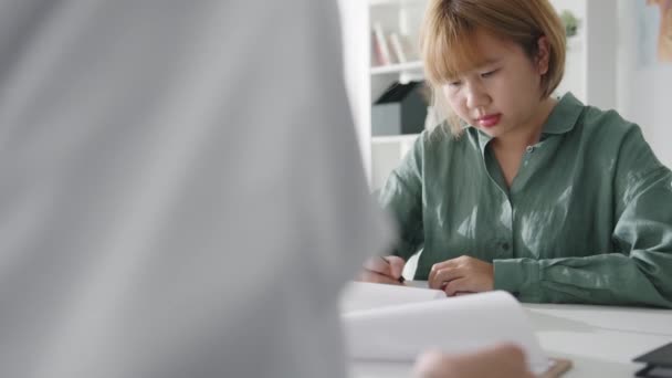 Joven Chica Asia Paciente Femenino Firma Formulario Médico Firma Acuerdo — Vídeos de Stock