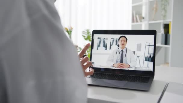 Jeune Médecin Asiatique Uniforme Médical Blanc Utilisant Ordinateur Portable Parlant — Video