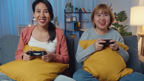 Лесбійські Лгбт Жінки Грають Вдома Відеоігри Молода Азіатка Користується Бездротовим — стокове відео