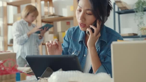 年轻的亚洲女商人使用移动电话接收定购单 并在总公司的库存工作中检查产品 小企业主 在线市场交付 生活方式自由职业概念 — 图库视频影像