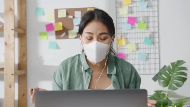 Bilgisayarı Kullanarak Tıbbi Maske Takan Asyalı Kadını Evdeki Oturma Odasında — Stok video