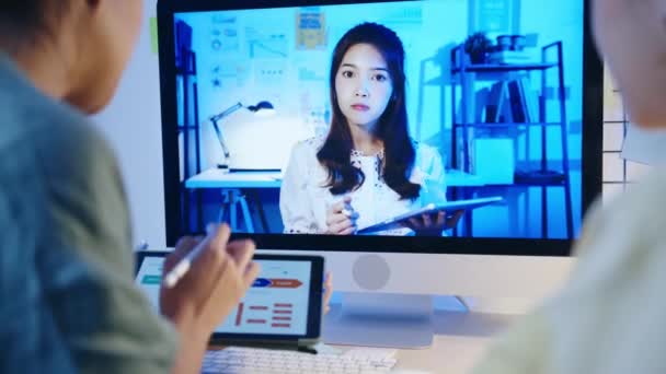 아시아 사업가들은 거실에서 비디오 통화를 데스크 대화를 동료들에게 계획에 이야기 — 비디오