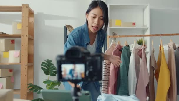 Perancang Busana Wanita Asia Muda Menggunakan Ponsel Untuk Menerima Pesanan — Stok Video