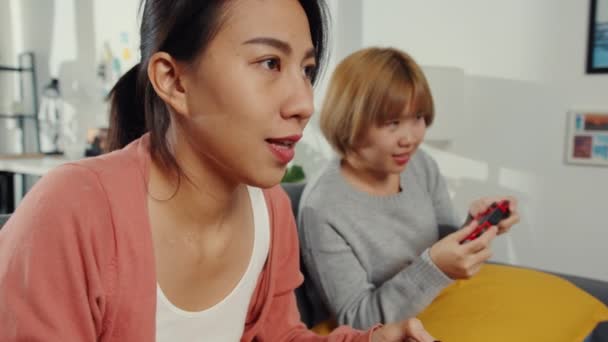 Лесбійські Лгбт Жінки Грають Вдома Відеоігри Молода Азіатка Користуючись Бездротовим — стокове відео