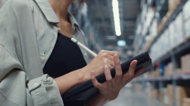 Çekici genç Asyalı iş kadını müdürü dijital tablet kullanarak satış merkezinde duran envanter seviyelerini kontrol ediyor. Dağıtım, Lojistik, Paketler sevkiyata hazır.