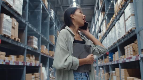 Jeune Femme Affaires Asiatique Vendeur Ligne Parlant Confirmant Les Commandes — Video