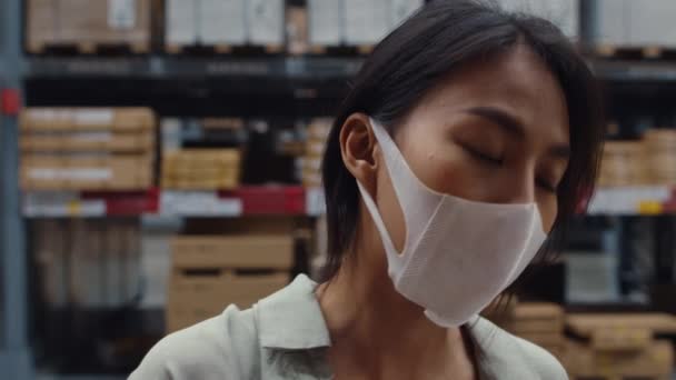 Young Asia Businesswoman Manager Wear Face Mask Looking Goods Using — Stock Video